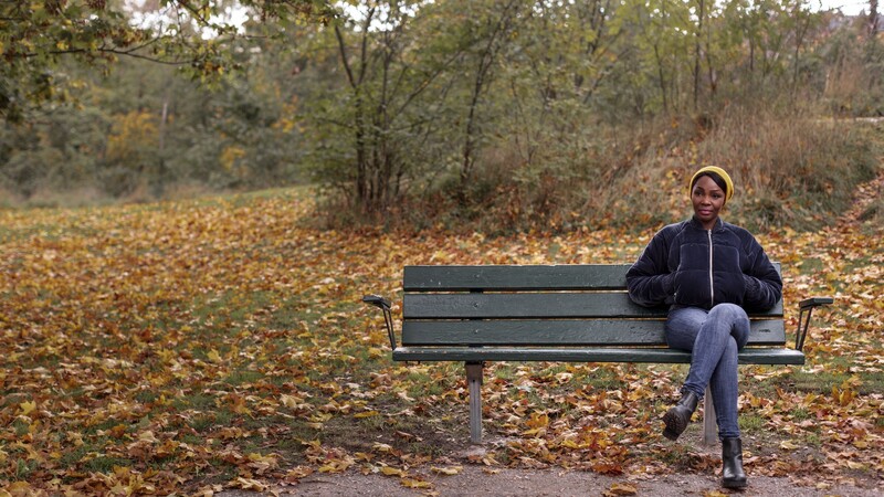 kvinna sitter på parkbänk