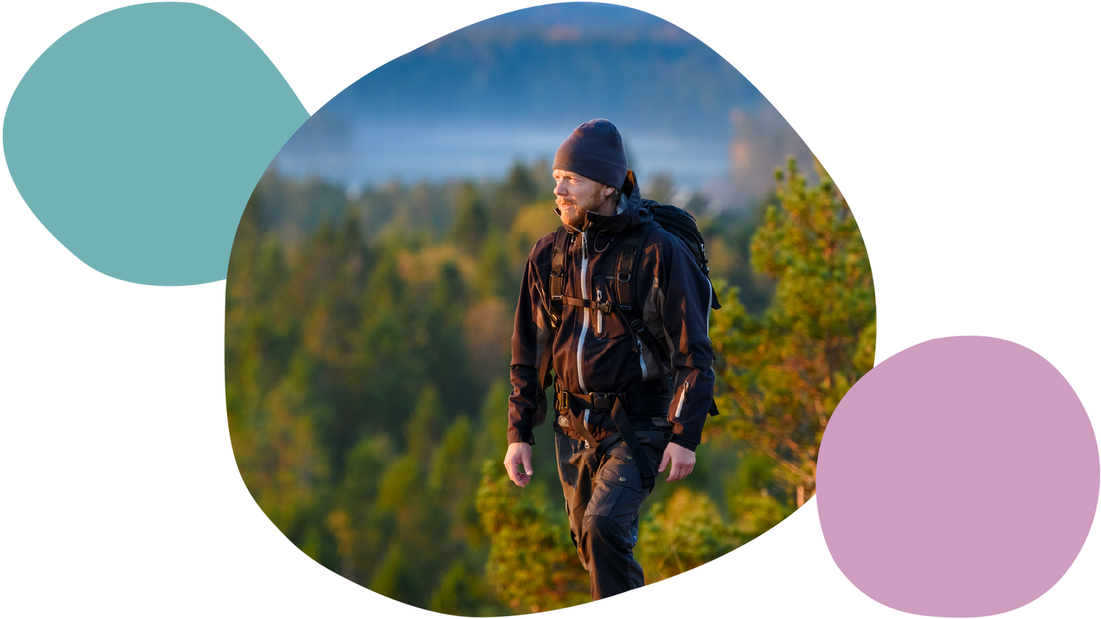 En man vandrar i fjällen under hösten