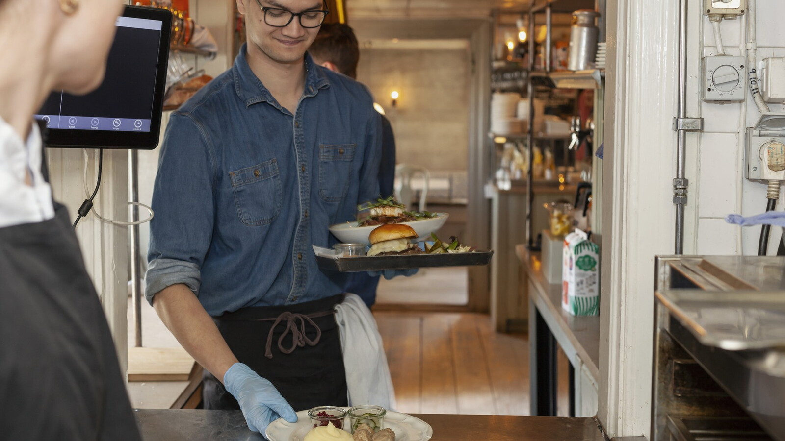 Ung kille i restaurangkök