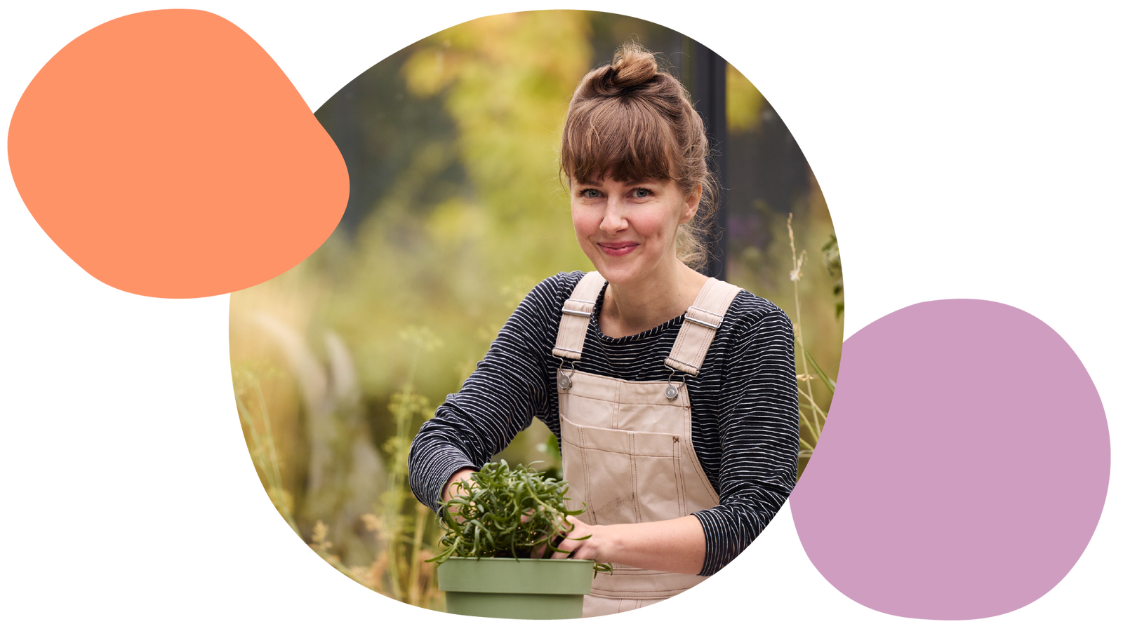 Kvinna  i snickarbyxor planterar